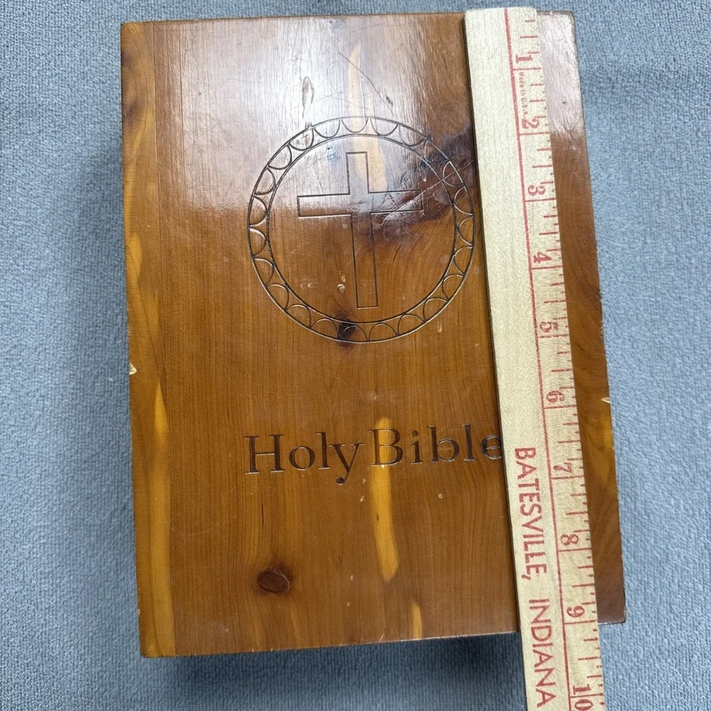 VTG 1976 Memorial Bible Carpenters Union Cedar Wood Case Local No 576 Buffalo NY